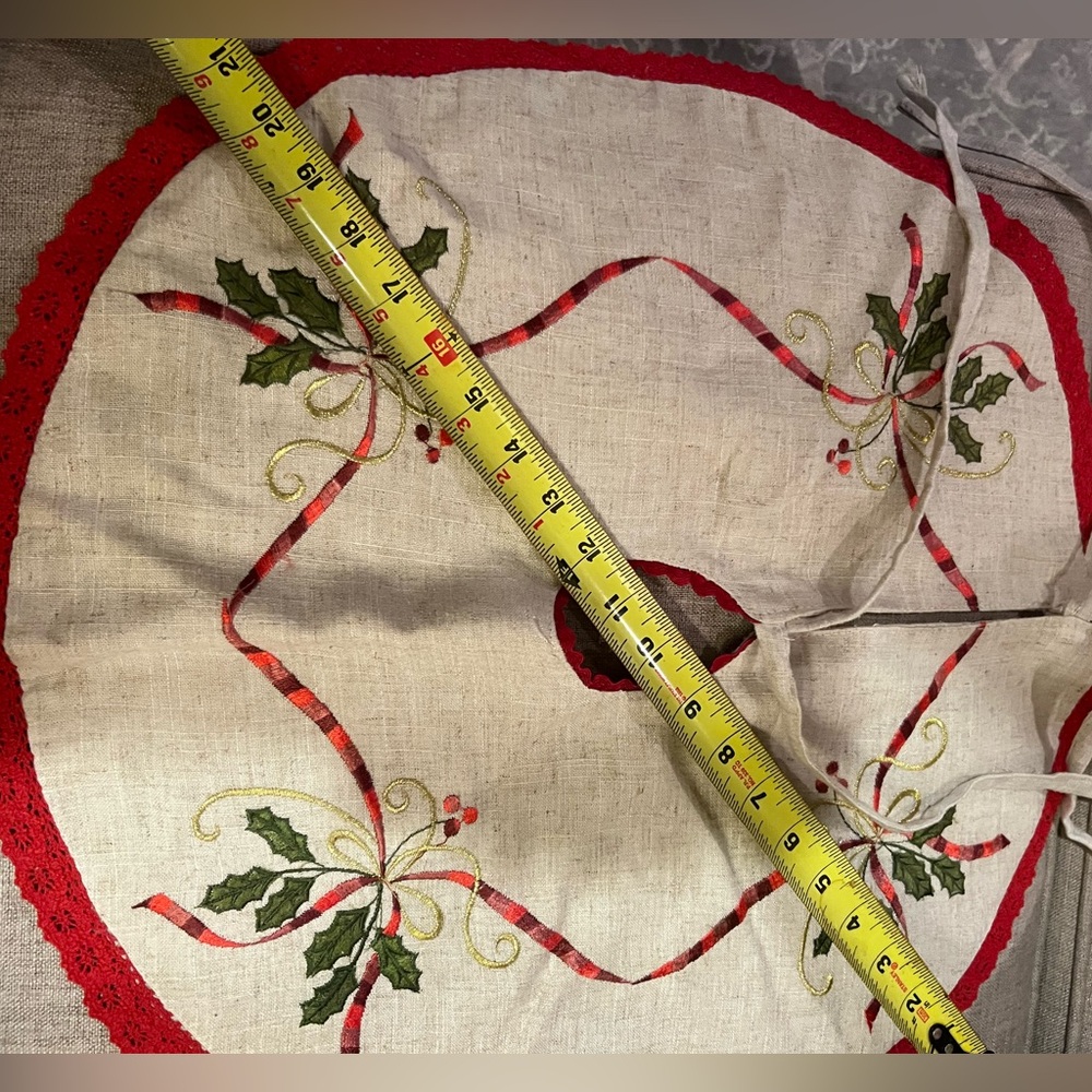 Vintage embroidered Christmas tree skirt with a red crocheted trim - Picture 5 of 13